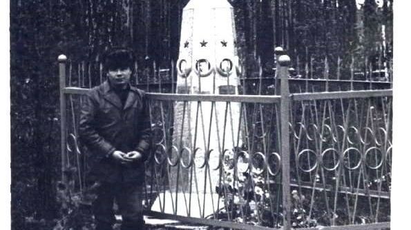 На&nbsp;скромной стеле были размещены 6&nbsp;фотографий