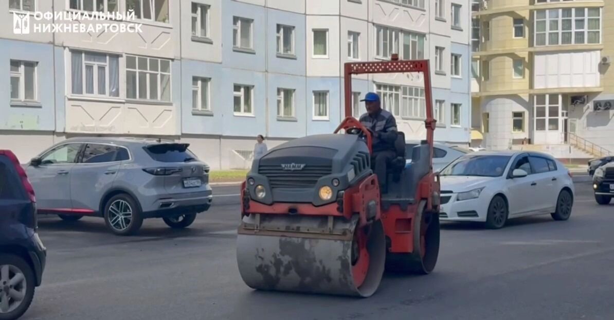 В настоящее время специалисты занимаются установкой ливневой канализации и гранитного бордюра.