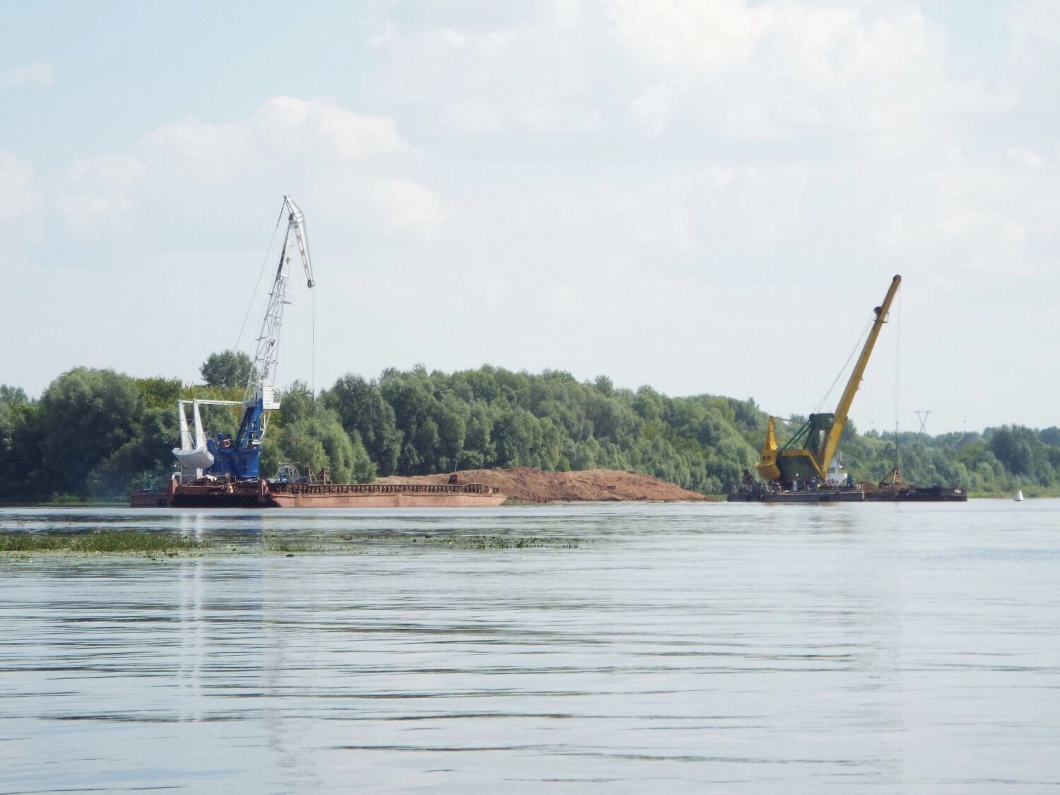 Плавучие краны хорошо видны почти с любой точки на Волге