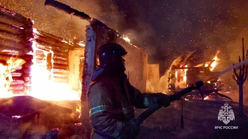 В Камбарке огонь уничтожил два нежилых дома