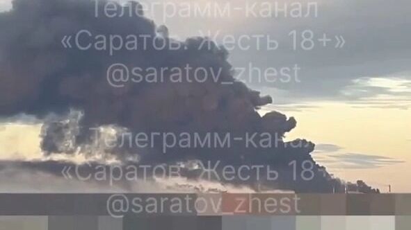 Саратовцы публикуют видео, на&nbsp;котором изображен густой дым после атаки дронов