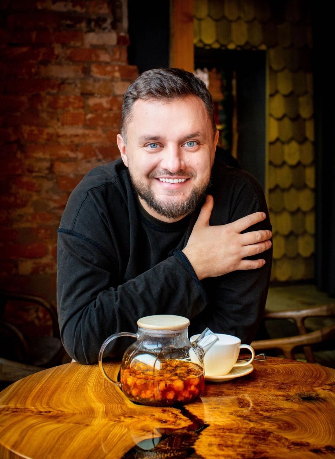 Иван Половинкин (18+) — знаменитый резидент Comedy Club на ТНТ, комик, актёр, сценарист и телеведущий.