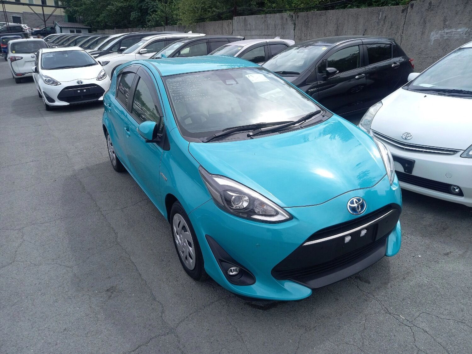 Toyota Aqua из Японии на площадке «Зеленый угол» во Владивостоке