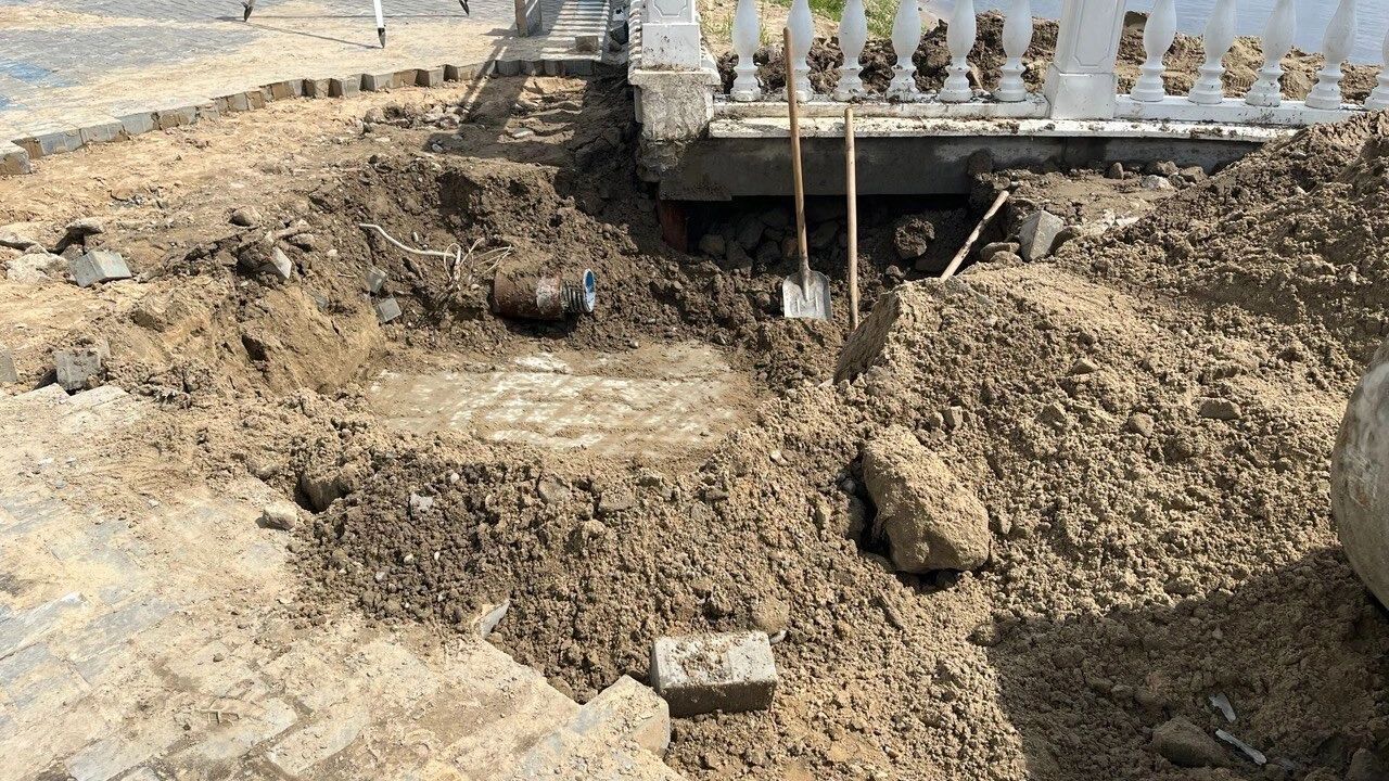 На глубине никаких укреплений и железных конструкций не видно
