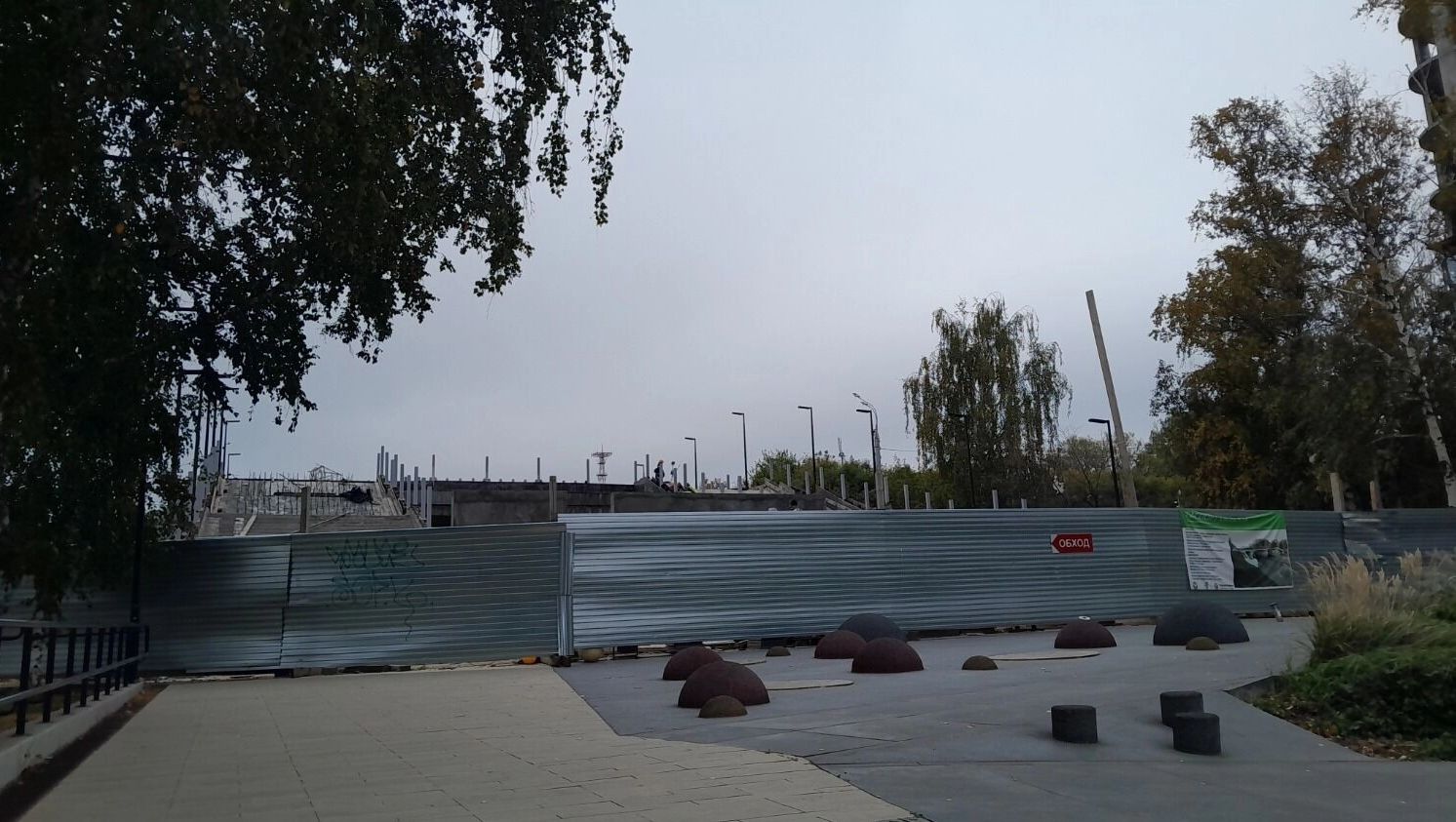 Строители обновляют западный лестничный сход, ведущий к&nbsp;эспланаде