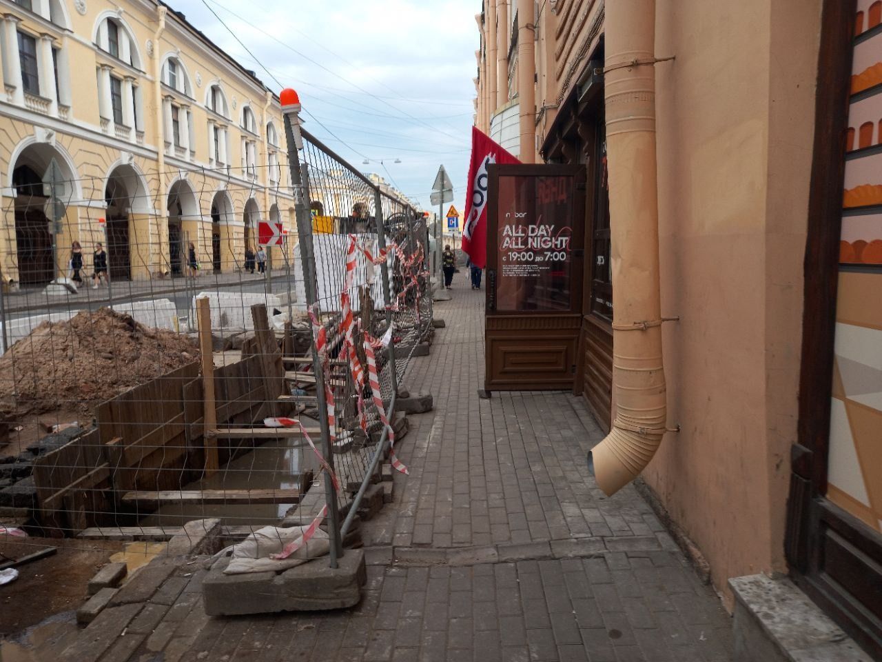 без трусов в людных местах 