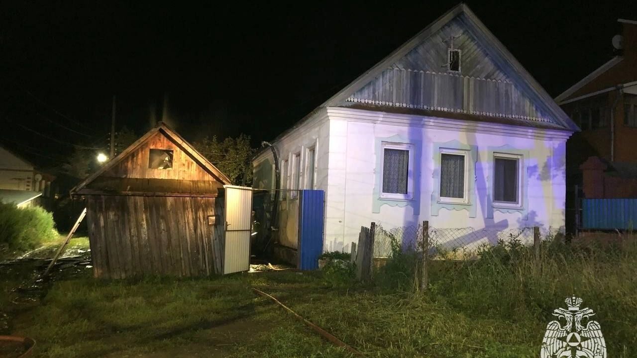 Во время пожара в Удмуртии огню не дали перекинуться на стоящий рядом дом