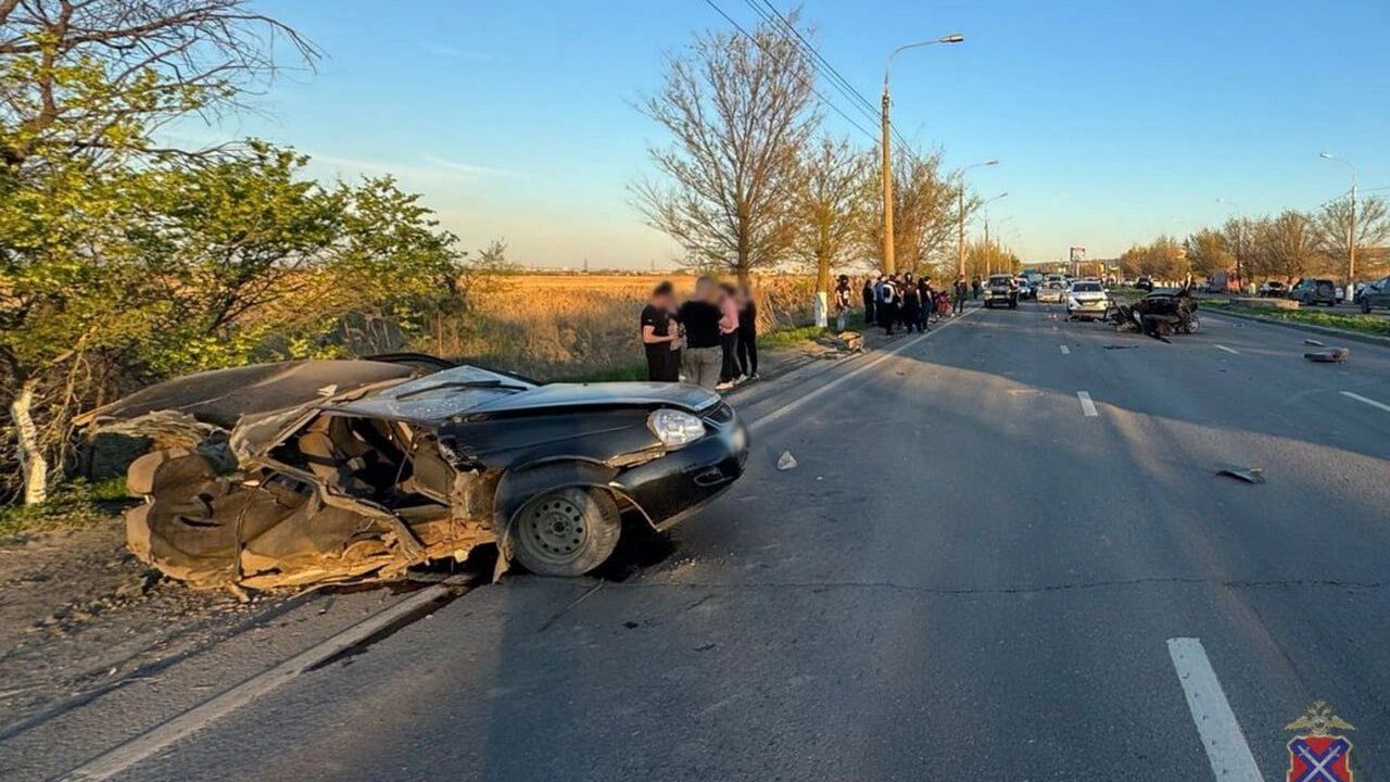 Автомобиль разорвало на части, один человек погиб на юге Волгограда