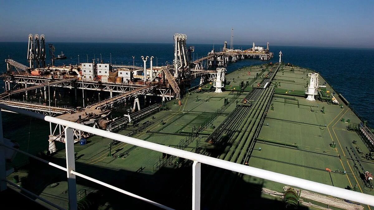 Танкер в&nbsp;нефтяном терминале