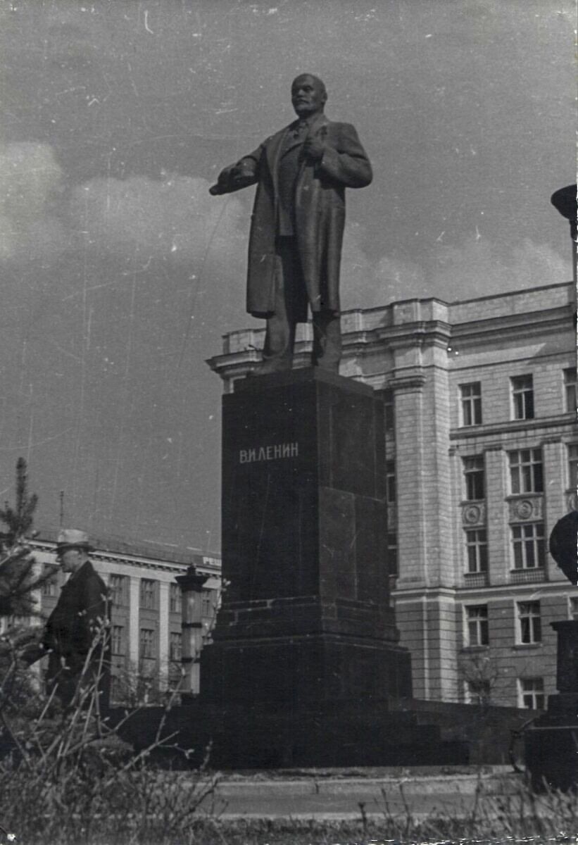 Памятник В. И. Ленину на площади Революции, 1960-е годы