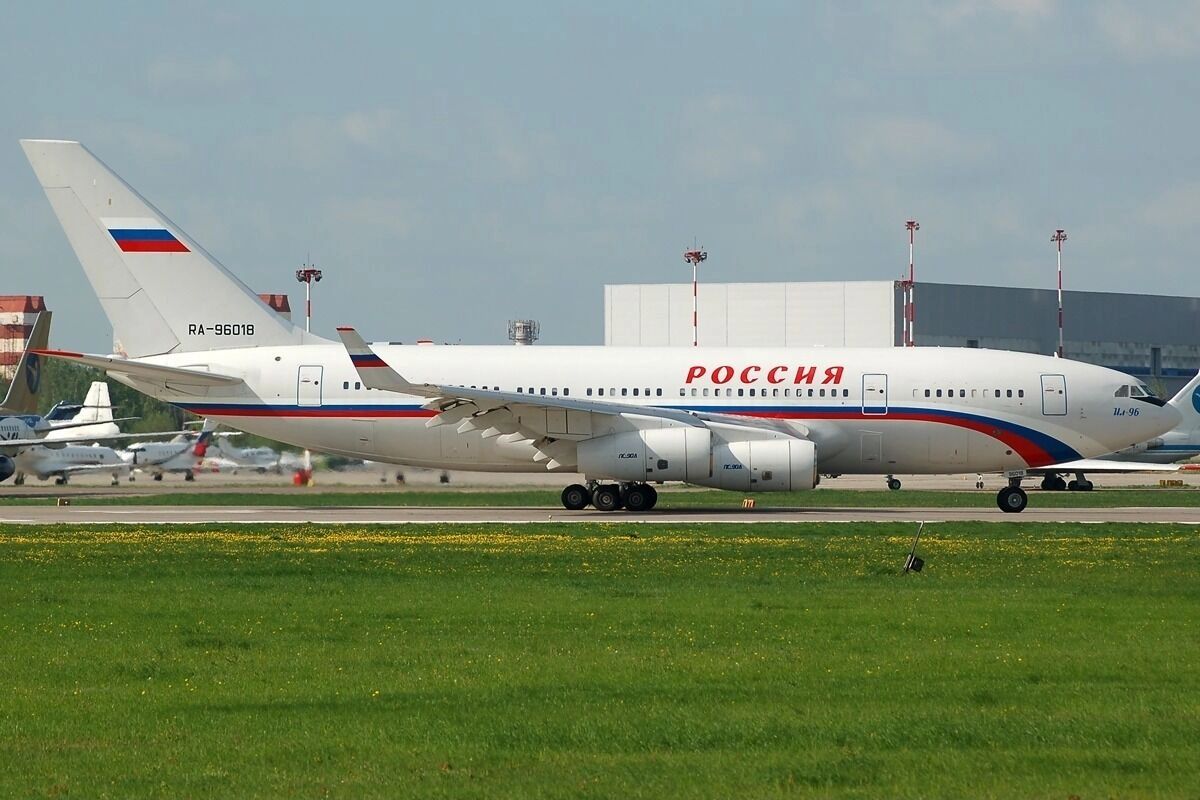Ил-96 СЛО «Россия» в аэропорту