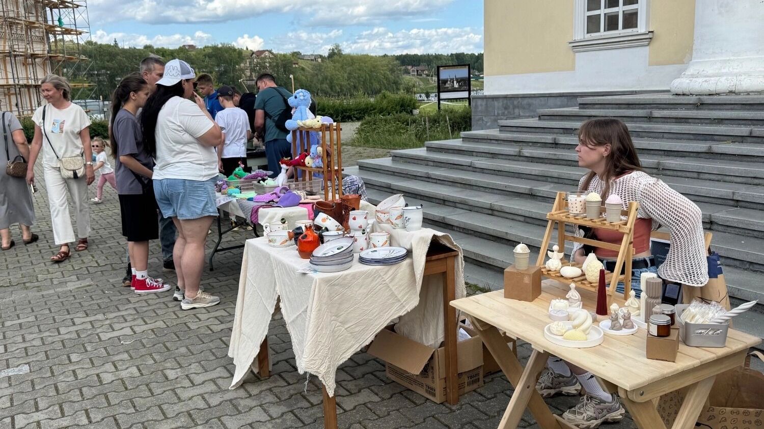 Продажа аромасвечей и тарелок на мастерграде