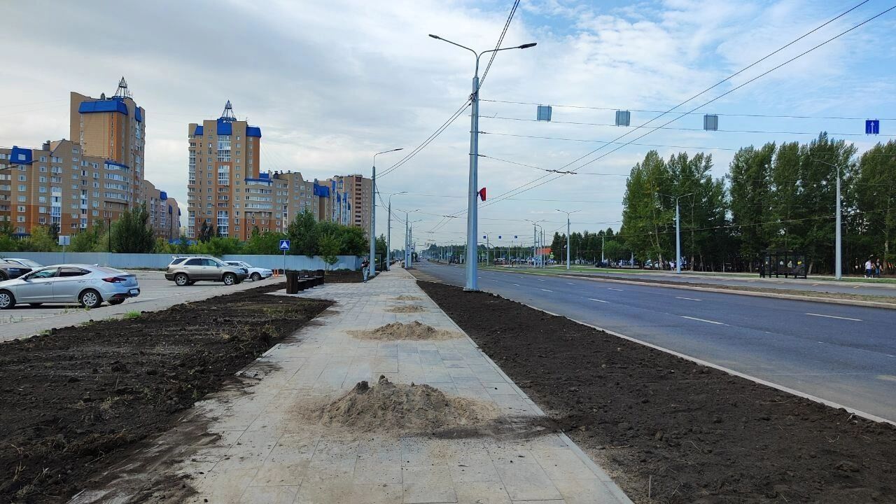 Кучи песка на пешеходных дорожках вдоль бульвара Архитекторов