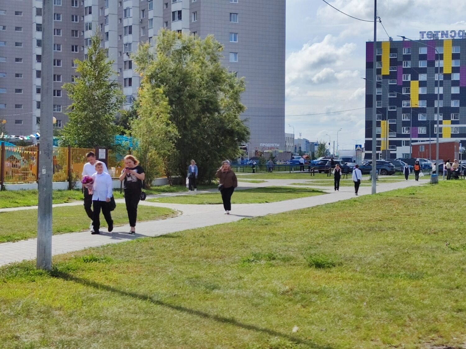 С цветами идут далеко не все школьники