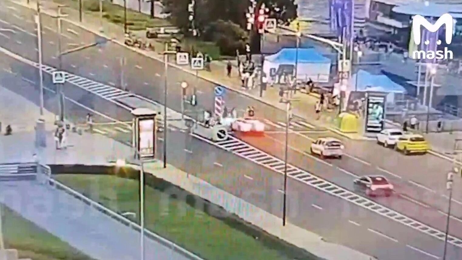 Момент наезда легковушки на пешеходов