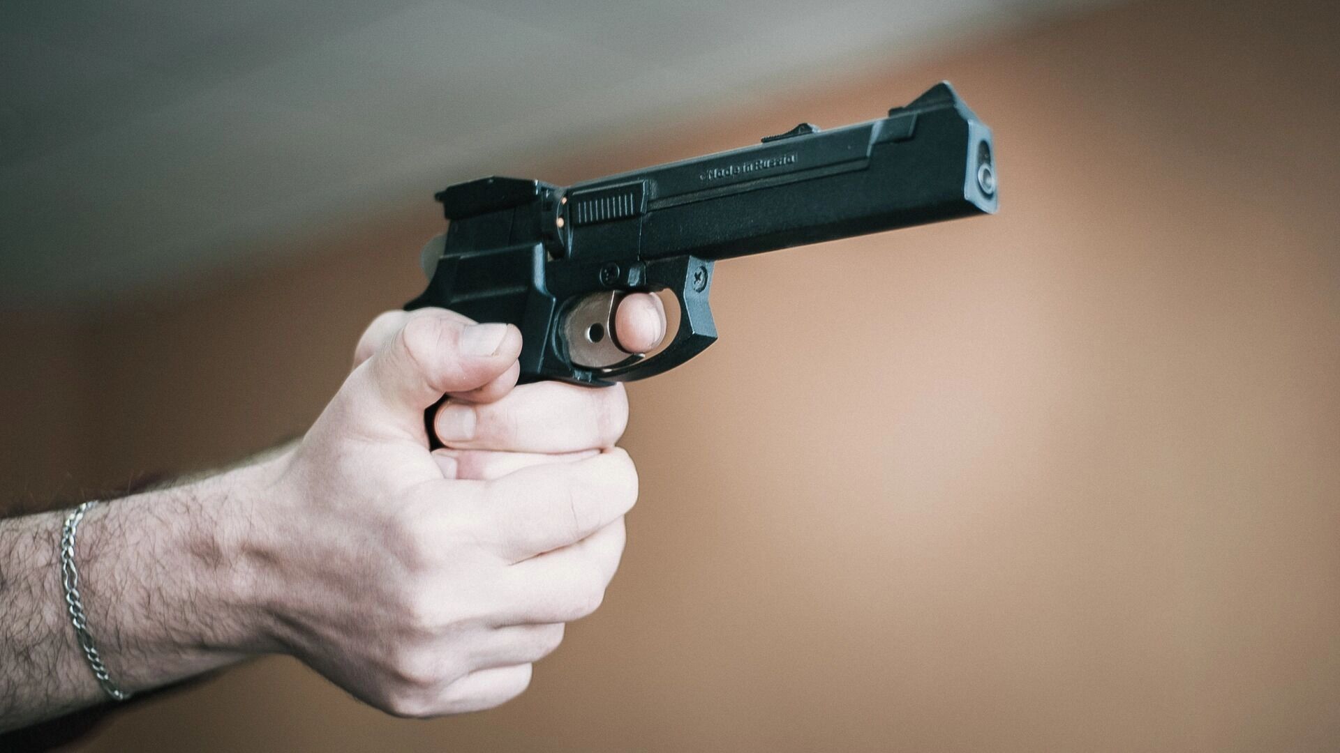  голые при  детях' 
