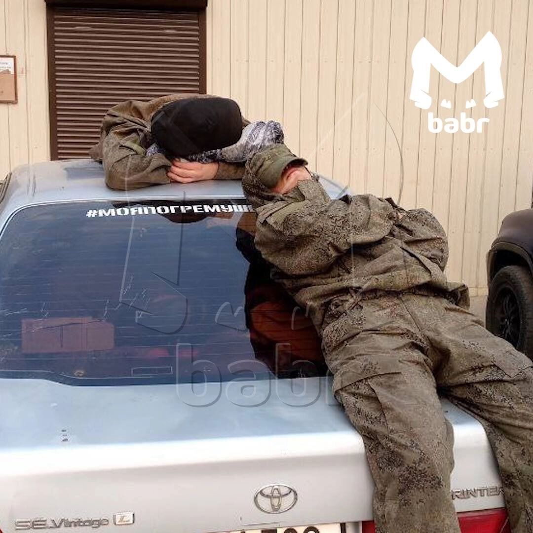 Волонтеры спят на машинах после нескольких суток тушения пожаров