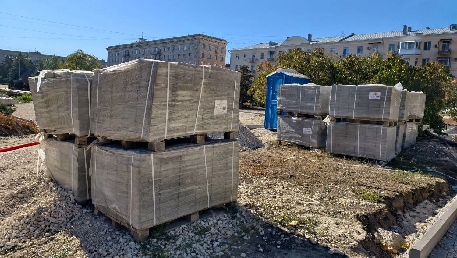 В сквере уже приступили к созданию пешеходных дорожек